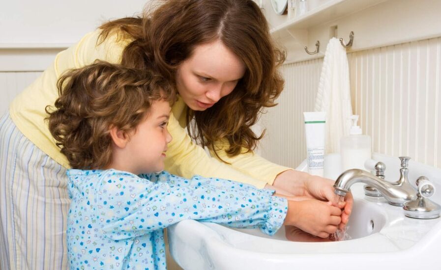 Aby zapobiec przedostawaniu się robaków do organizmu dziecka, należy przestrzegać zasad higieny