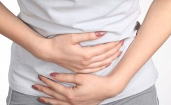 Ból brzucha jest jednym z pierwszych objawów infekcji robakami. 