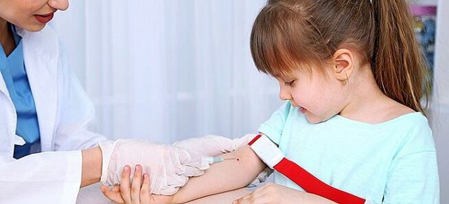 pobieranie próbek krwi do analizy robaków u dziecka
